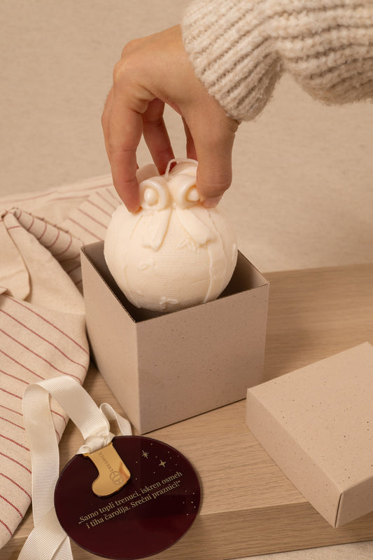 Beige Holiday Box | mirisna kugla sveća i brendirani ukras