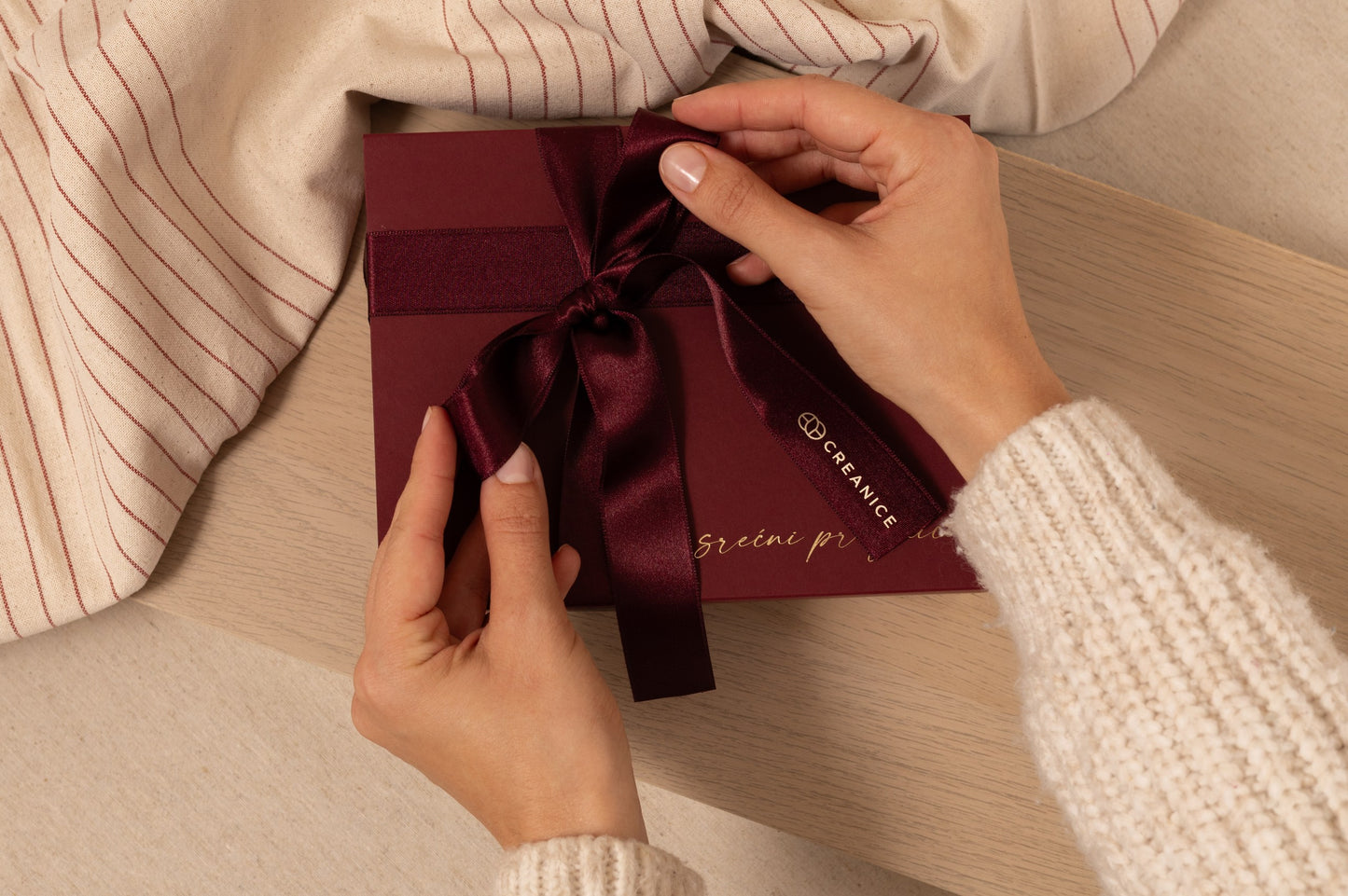 Burgundy Winter set | kutija sa setom od 4 ukrasa i Mlaf handmade svećom