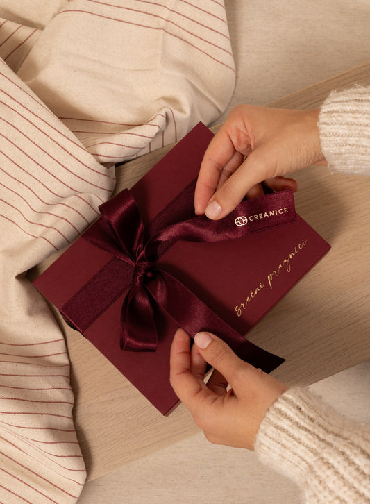 Burgundy Holiday Box | mirisna kućica sveća i set brendiranih ukrasa u torbici