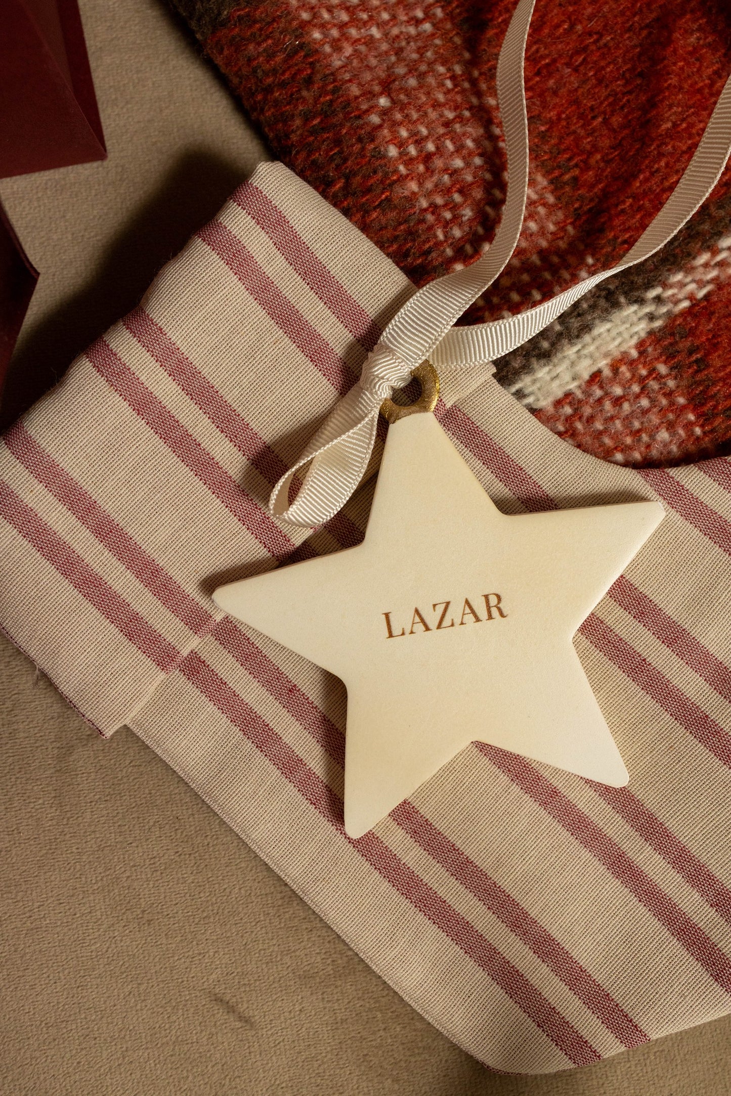 Frosted | personalizovana handmade zvezdica za jelku od gipsa
