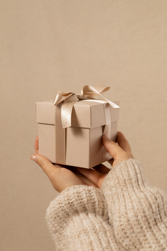 Beige Holiday Box | mirisna kugla sveća i brendirani ukras
