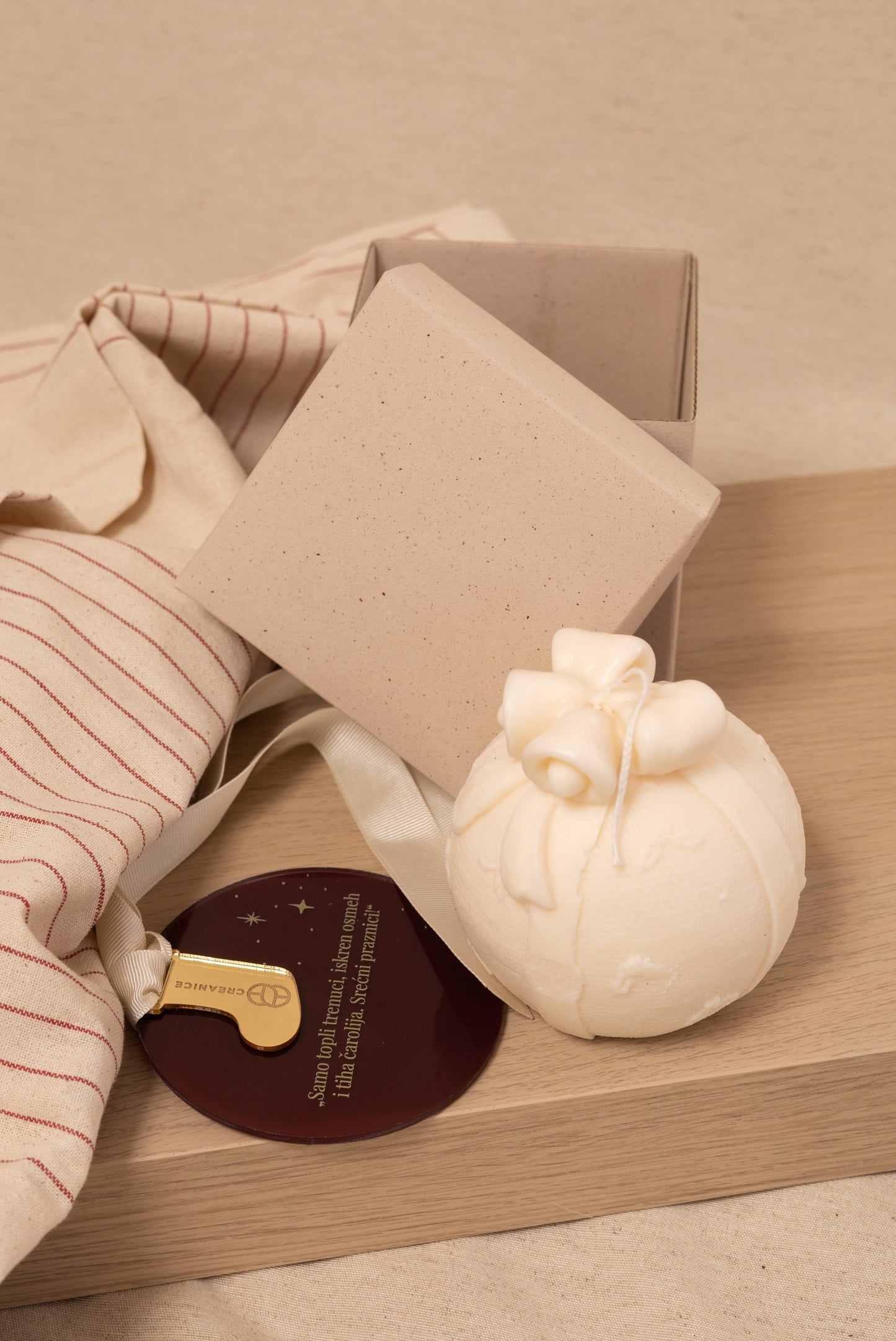 Beige Holiday Box | mirisna kugla sveća i brendirani ukras