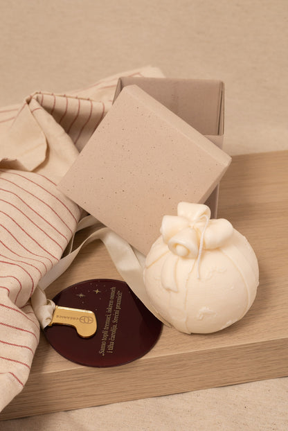 Beige Holiday Box | mirisna kugla sveća i brendirani ukras