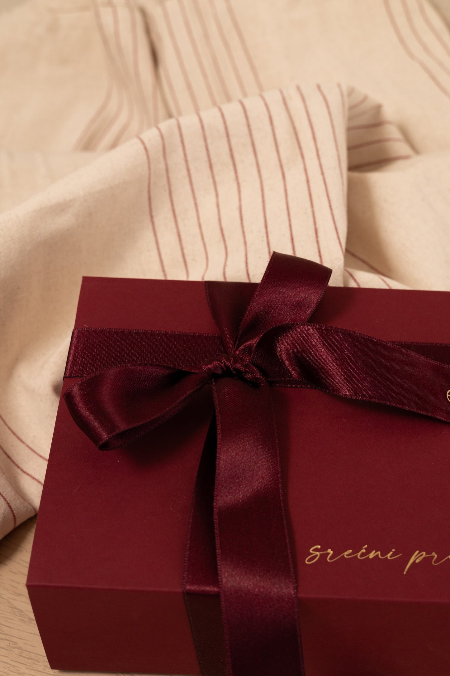 Bordeaux Holiday Box | mirisna kućica sveća i set brendiranih ukrasa u torbici