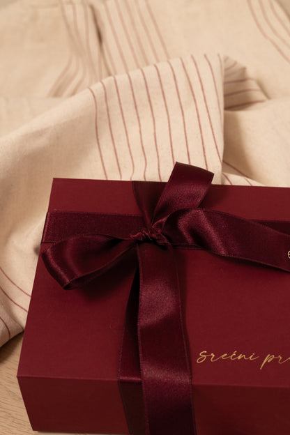 Bordeaux Holiday Box | mirisna kućica sveća i set brendiranih ukrasa u torbici