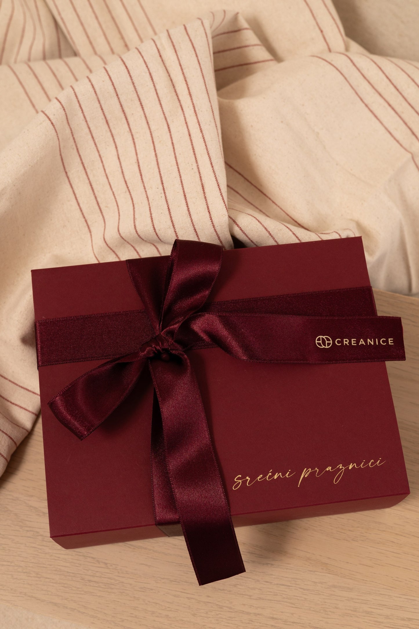 Bordeaux Holiday Box | mirisna kućica sveća i set brendiranih ukrasa u torbici