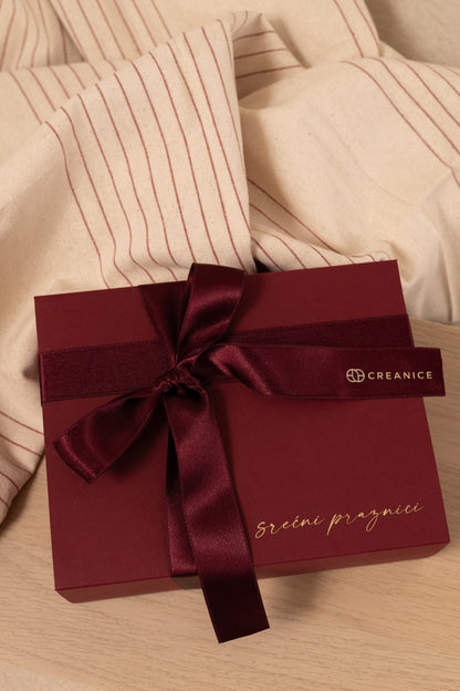 Bordeaux Holiday Box | mirisna kućica sveća i set brendiranih ukrasa u torbici
