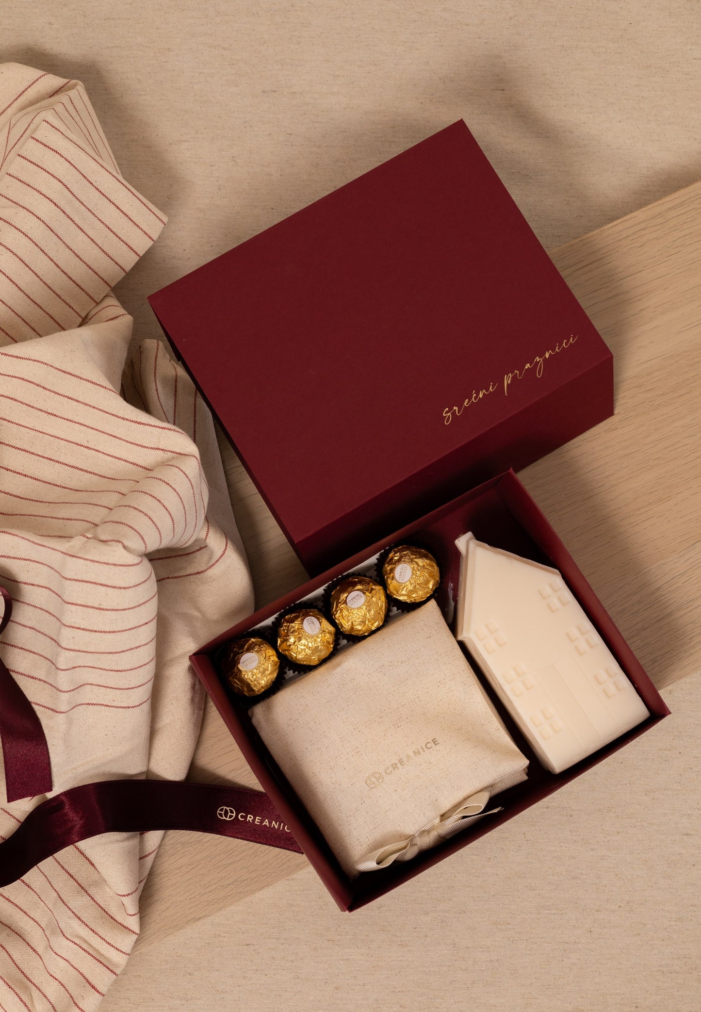 Bordeaux Holiday Box | mirisna kućica sveća i set brendiranih ukrasa u torbici