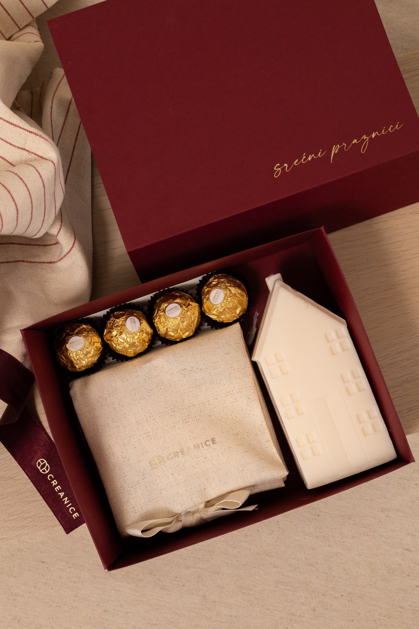 Bordeaux Holiday Box | mirisna kućica sveća i set brendiranih ukrasa u torbici