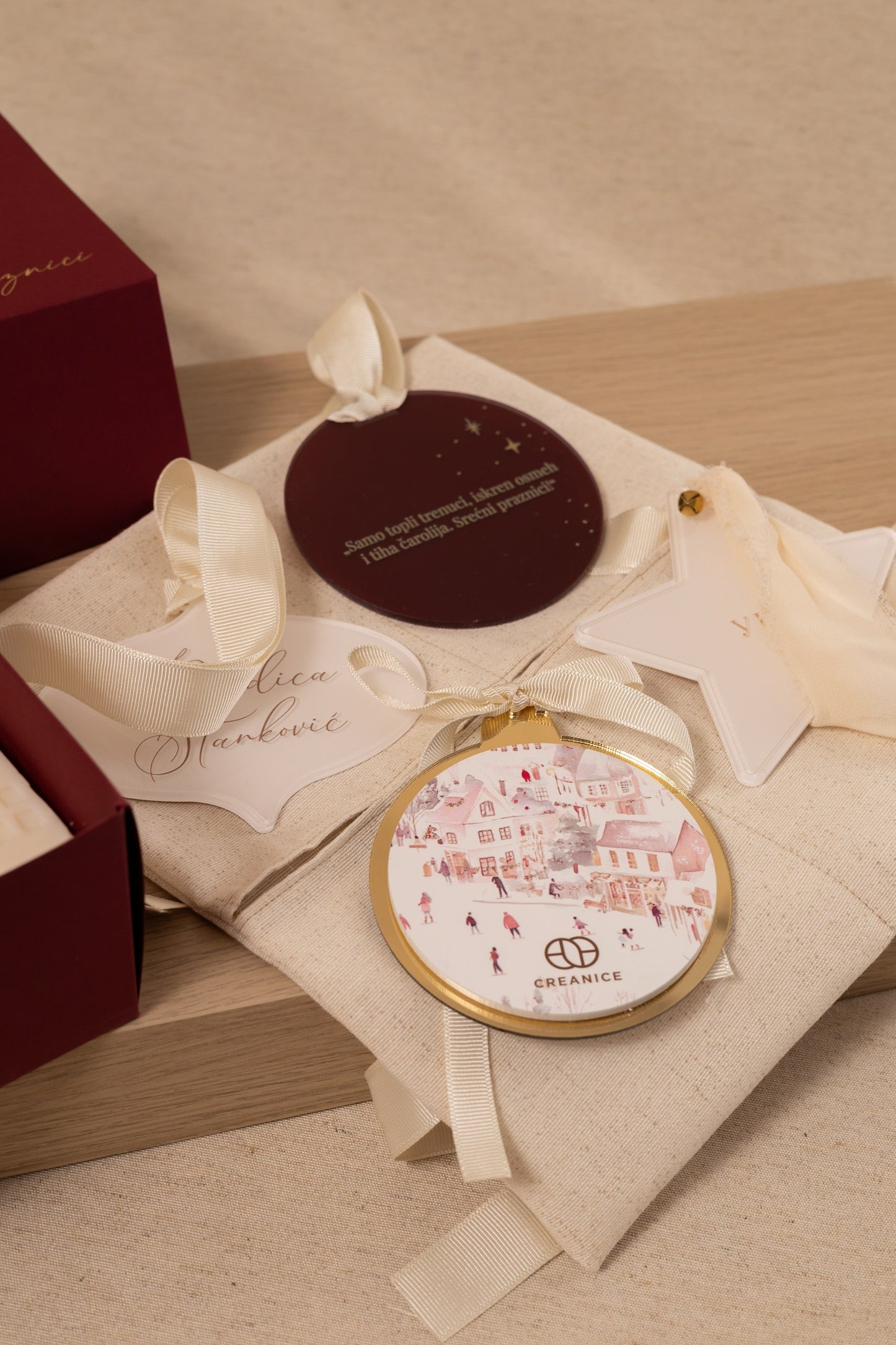 Bordeaux Holiday Box | mirisna kućica sveća i set brendiranih ukrasa u torbici