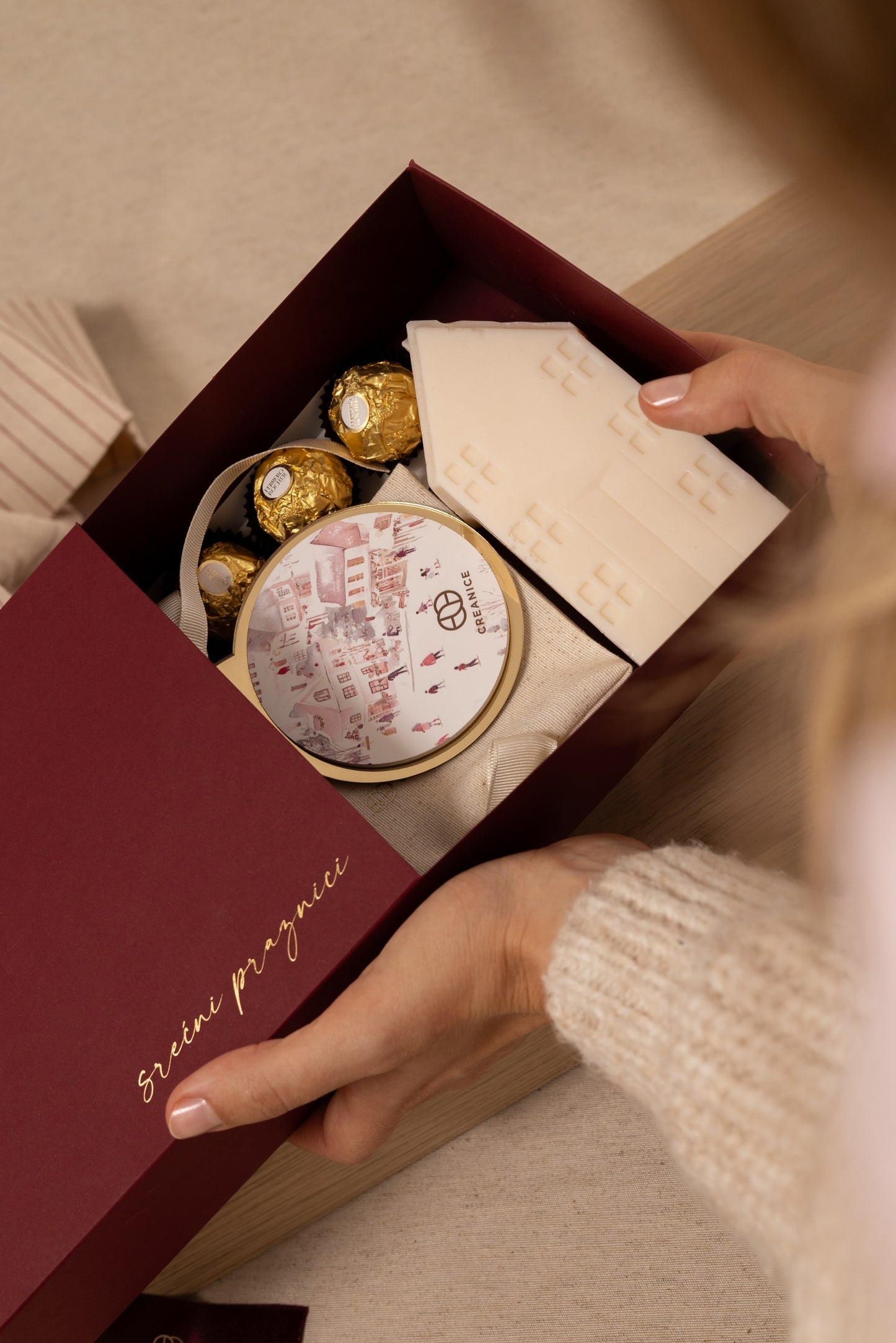 Bordeaux Holiday Box | mirisna kućica sveća i set brendiranih ukrasa u torbici