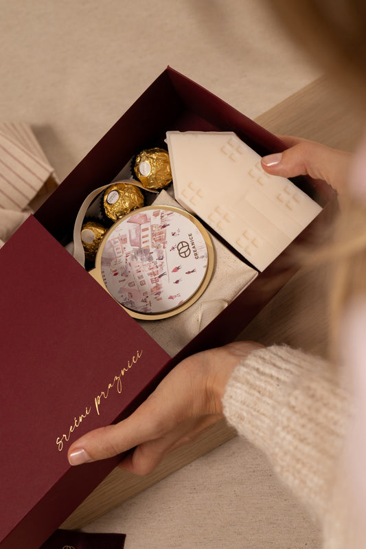 Bordeaux Holiday Box | mirisna kućica sveća i set brendiranih ukrasa u torbici
