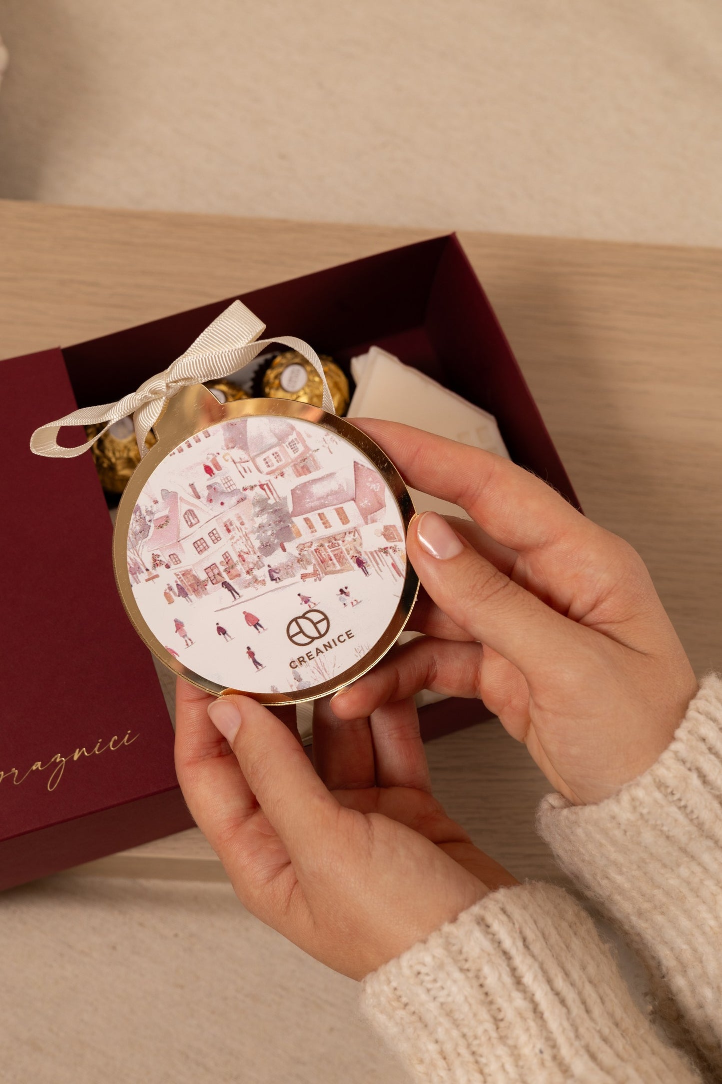 Bordeaux Holiday Box | mirisna kućica sveća i set brendiranih ukrasa u torbici
