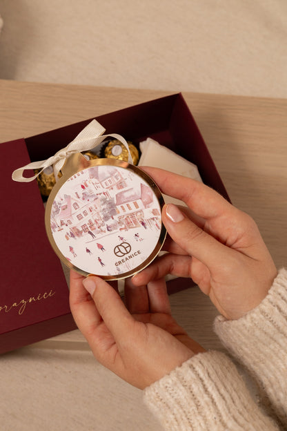 Bordeaux Holiday Box | mirisna kućica sveća i set brendiranih ukrasa u torbici
