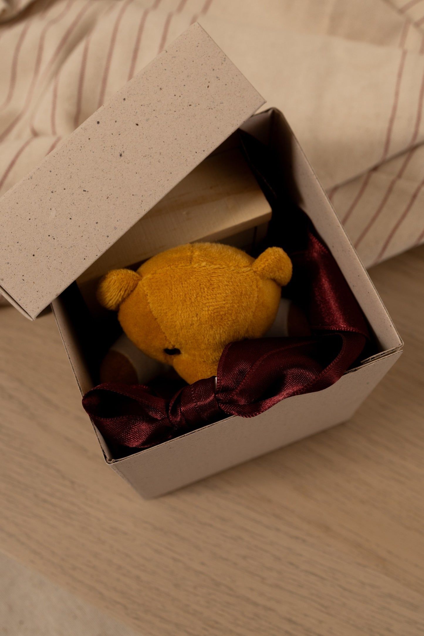 Snow Box dečiji paketić | Drvena XO igra, meda magnet i personalizovani ukras