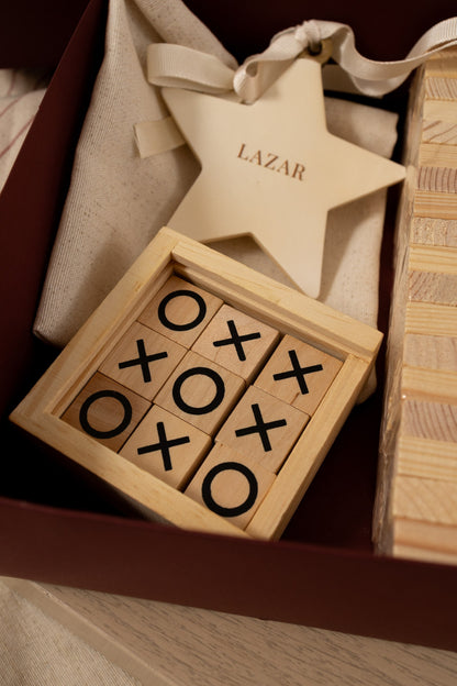 Holly Box dečiji paketić | Drvena jenga igra, XO igra i personalizovani ukras