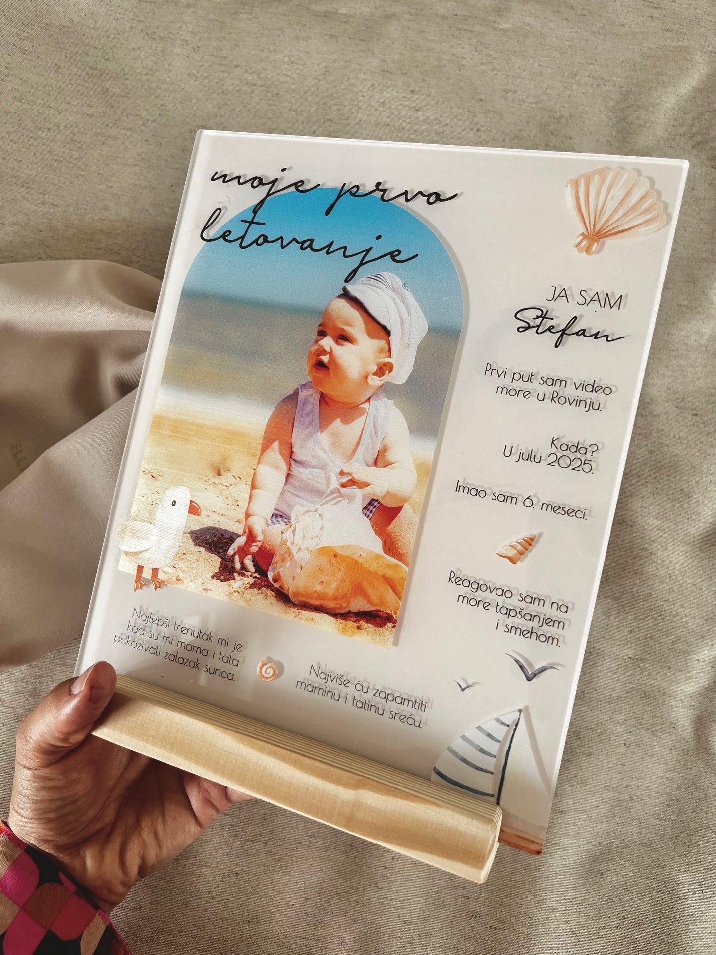 Moje prvo letovanje Akrilna tabla sa postoljem  |  Sea Memory